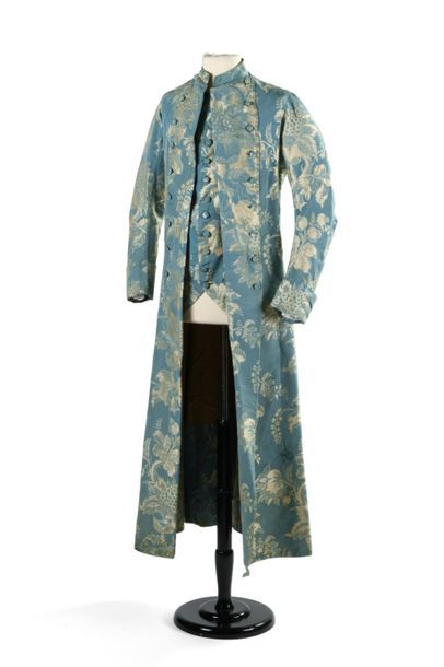 null Banyan ou manteau d'intérieur Louis XV en lampas de soie bleu-ciel et crème...