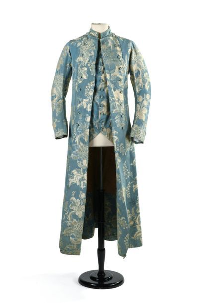 null Banyan ou manteau d'intérieur Louis XV en lampas de soie bleu-ciel et crème...