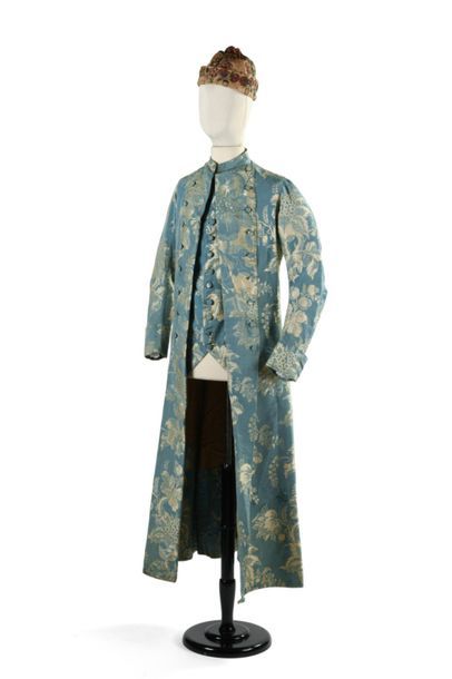 null Banyan ou manteau d'intérieur Louis XV en lampas de soie bleu-ciel et crème...