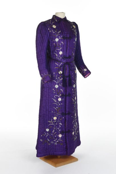 null Manteau d'intérieur japonisant en pongé de soie violet brodé, Circa 1880/1900....