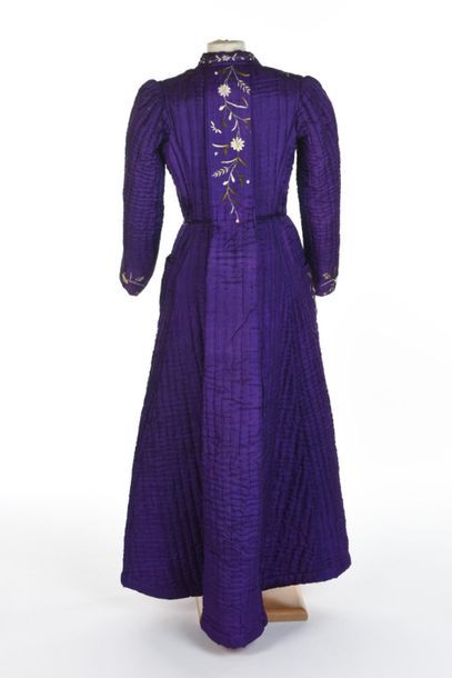 null Manteau d'intérieur japonisant en pongé de soie violet brodé, Circa 1880/1900....