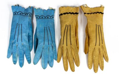 null Deux paires de gants en chamois teinté Circa 1920, dont une paire bleu outremer...