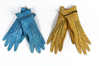 null Deux paires de gants en chamois teinté Circa 1920, dont une paire bleu outremer...