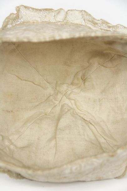 null Bonnet d'intérieur masculin en broderie blanche sur siamoise de coton lin XVIIe...