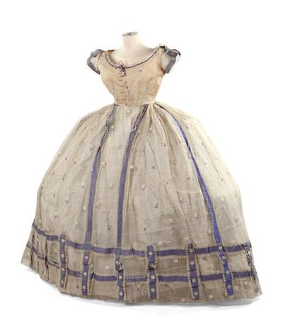 null Rare robe de bal à crinoline en gaze de Chambéry crème et lavande Circa 1862/1864....