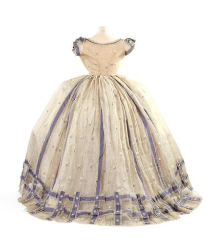 null Rare robe de bal à crinoline en gaze de Chambéry crème et lavande Circa 1862/1864....