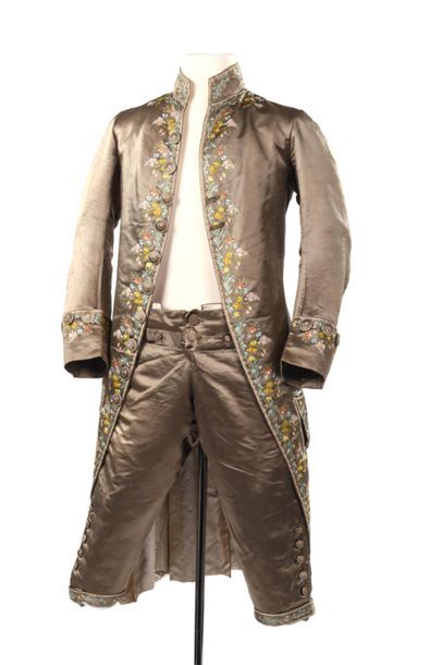 null Habit et culotte de cour de Gentilhomme Louis XVI en satin bronze brodé à disposition...