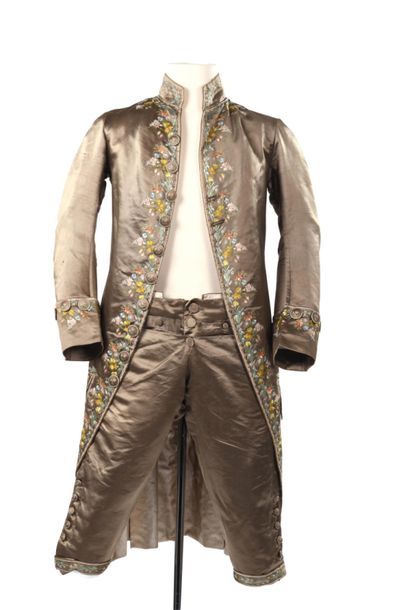 null Habit et culotte de cour de Gentilhomme Louis XVI en satin bronze brodé à disposition...
