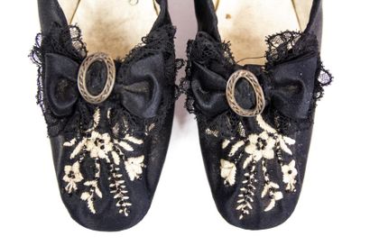 null Ravissantes paire de chaussures de bal de jeune fille en satin noir griffée...