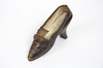 null Chaussure Louis XV en cuir lustré chocolat et talon haut recouvert de cuir caca...