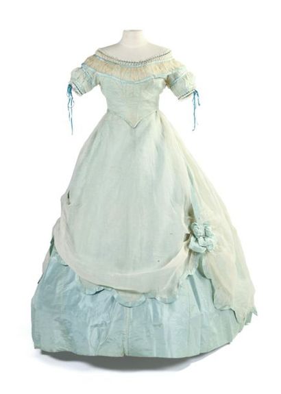 null Robe de bal à crinoline projetée en taffetas bleu ciel et voile de coton crème...