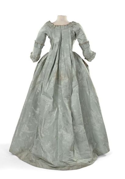 null Robe à la française période Louis XV en faille vert céladon à grand décor de...