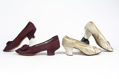 null Deux paires de chaussures en soie Belle Epoque inspiréesdes formes du XVIIIe...