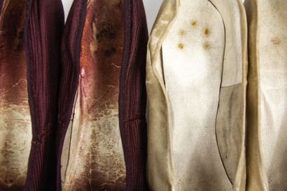 null Deux paires de chaussures en soie Belle Epoque inspiréesdes formes du XVIIIe...