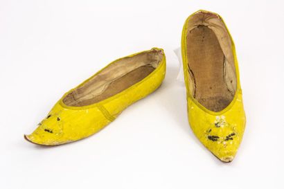 null Paire de chaussures à la sultane en cuir jaune citron à bouts pointus relevés,...