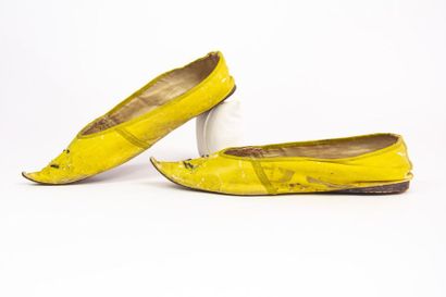 null Paire de chaussures à la sultane en cuir jaune citron à bouts pointus relevés,...