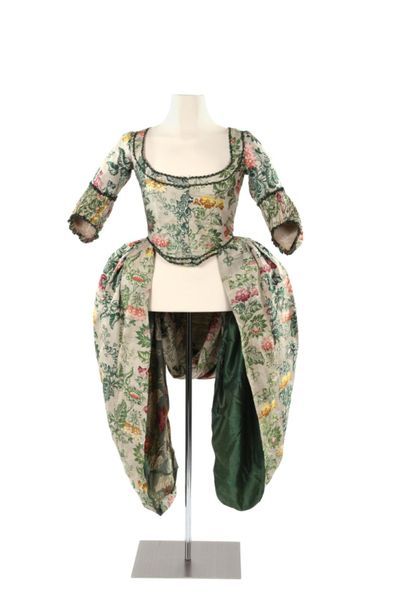 null Manteau de robe à la circassienne ou à la levite en lampas broché Circa 1750/1760.
Fond...