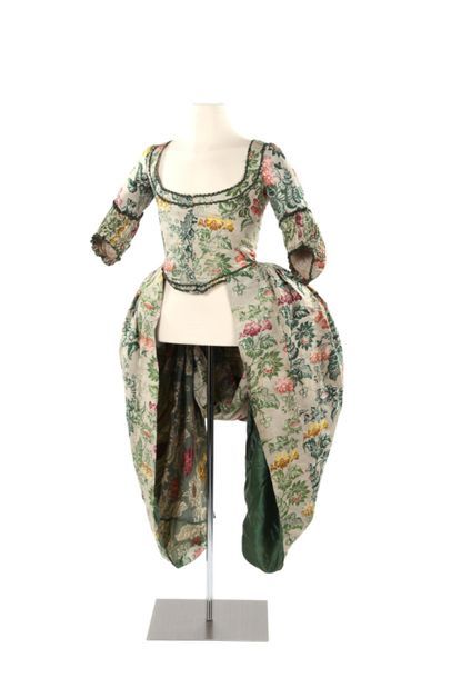 null Manteau de robe à la circassienne ou à la levite en lampas broché Circa 1750/1760.
Fond...