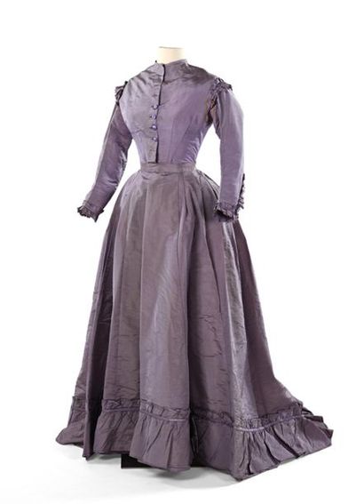 null Robe de jour à traine et petite crinoline plongeante griffée de la Maison Wolff...