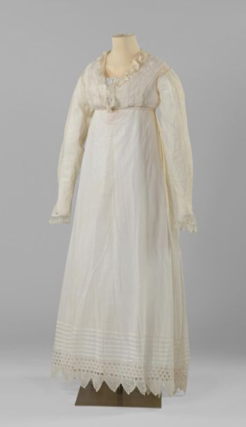 null Robe de jour Premier Empire en broderie blanche, Circa 1810
.Robe en linon blanc...