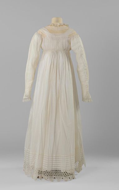 null Robe de jour Premier Empire en broderie blanche, Circa 1810
.Robe en linon blanc...