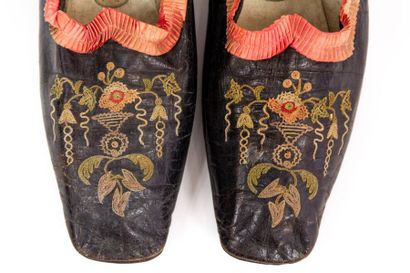 null Paire de chaussures période Romantique en cuir marron de la Maison Baudran 318...