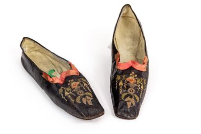 null Paire de chaussures période Romantique en cuir marron de la Maison Baudran 318...
