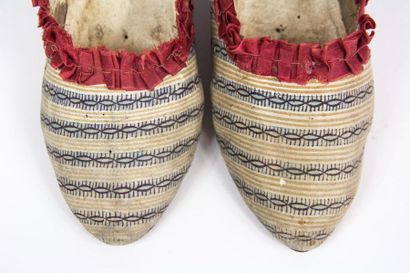 null Paire de chaussure en chevreau crème peint et talon bobine Circa 1775/1785....