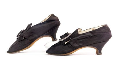 null Belle paire de chaussures pour dame en satin noir, boucle argentée et petit...