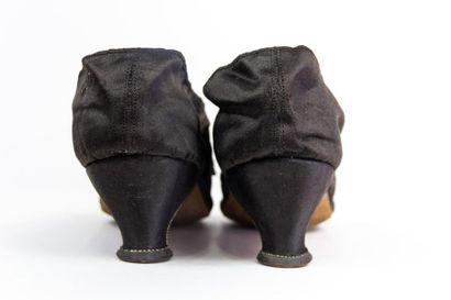null Belle paire de chaussures pour dame en satin noir, boucle argentée et petit...