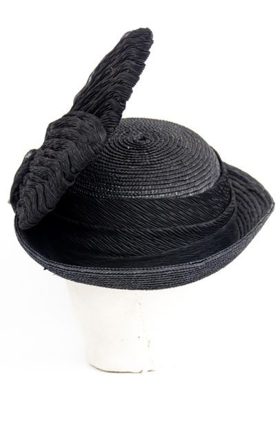 null Un chapeau de promenade en paille noire à ailerons de soie plissée gauffrée...