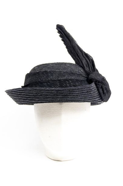 null Un chapeau de promenade en paille noire à ailerons de soie plissée gauffrée...