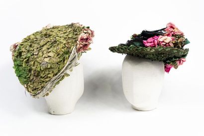 null Deux chapeaux de mode griffés en feuilles et fleurs de soie Belle Epoque Circa...