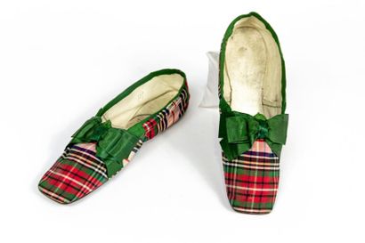null Ravissante paire de chaussures en taffetas à carreaux écossais d'un Maison parisienne...