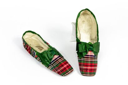 null Ravissante paire de chaussures en taffetas à carreaux écossais d'un Maison parisienne...