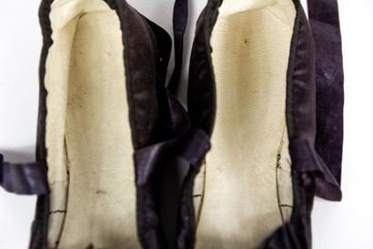 null Deux paires de chaussures premier quart du XIXe siècle. 
La première en satin...
