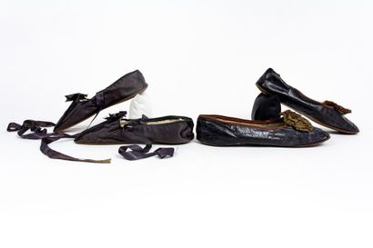 null Deux paires de chaussures premier quart du XIXe siècle. 
La première en satin...