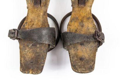 null Paire de socles pour chaussures de dame en fer forgé, cuir à boucles, feuilles...