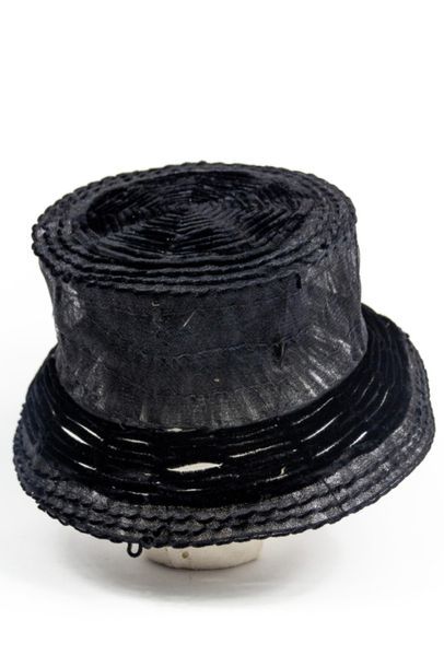 null Chapeau de dame ou derby en structure de fils métalliques recouvert de tulle,...