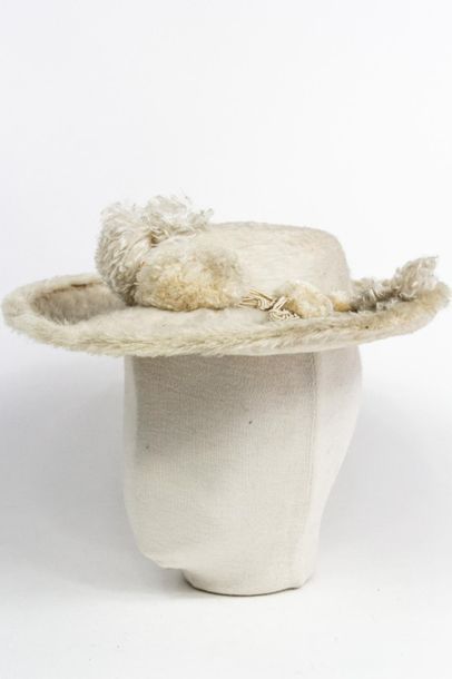 null Rare chapeau en peluche de laine crème, pompons de soie effilée et cordons de...
