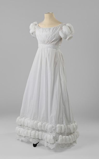 null Robe en coton blanc à crevé de mousseline à la mode troubadour, Circa 1820.	3
Robe...