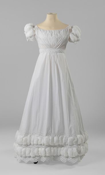 null Robe en coton blanc à crevé de mousseline à la mode troubadour, Circa 1820.	3
Robe...