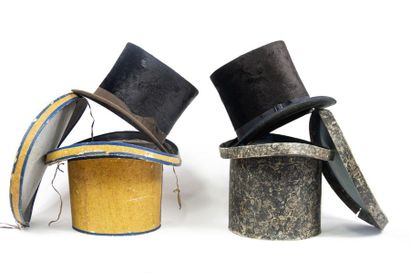 null Deux chapeaux haut de forme en taupe noire et leur boites en papier peint Circa...