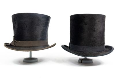 null Deux chapeaux haut de forme en taupe noire et leur boites en papier peint Circa...