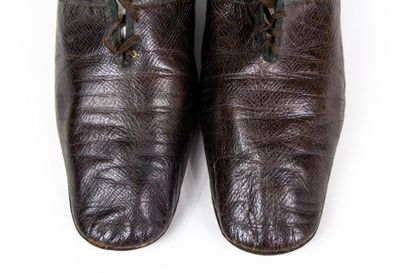 null Paire de chaussures d'un élégant en cuir marron à lacets originaux (lacunaires)...