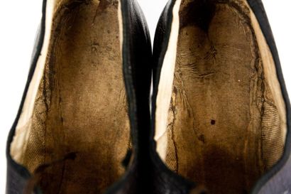 null Paire de chaussures d'un élégant en cuir marron à lacets originaux (lacunaires)...
