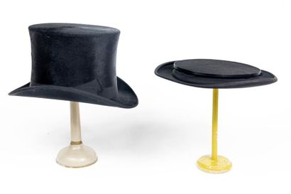 null Deux chapeaux hauts de forme de bourgeois Belle Epoque et leurs boites. Le premier...