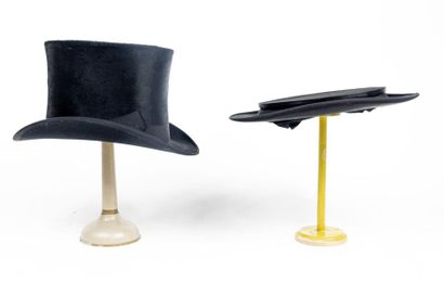 null Deux chapeaux hauts de forme de bourgeois Belle Epoque et leurs boites. Le premier...
