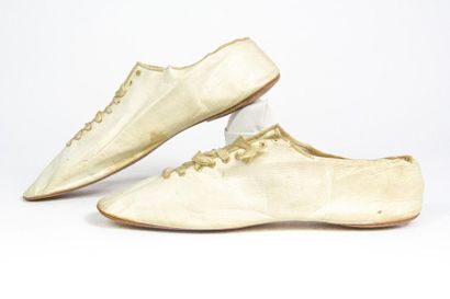 null Paire de chaussures en cuir blanc à lacets de soie originaux (lacunaires) Circa...