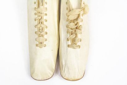 null Paire de chaussures en cuir blanc à lacets de soie originaux (lacunaires) Circa...